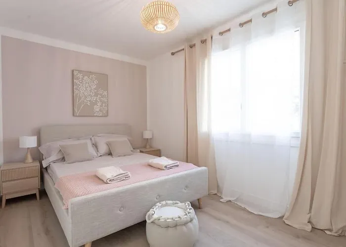 Duplex By Halldis شقة *